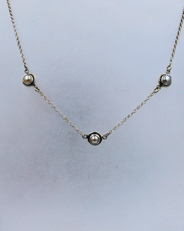 Collar de plata con tres perlas