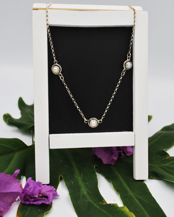 Collar de plata con tres perlas