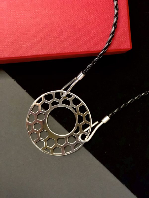 Collar de circulo panal con ganchos en cadena piel - Imagen 2