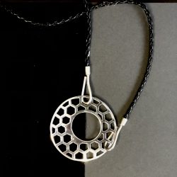 Collar de circulo panal con ganchos en cadena piel