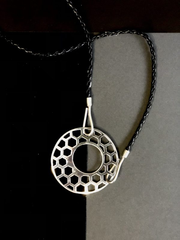 Collar de circulo panal con ganchos en cadena piel