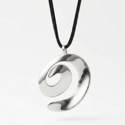 Dije de plata en E