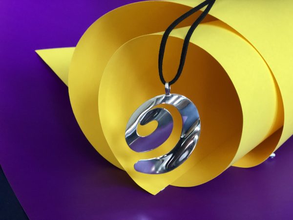 Dije de plata en E