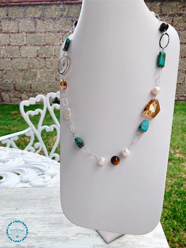Collar largo con dije concha en turquesas y miel