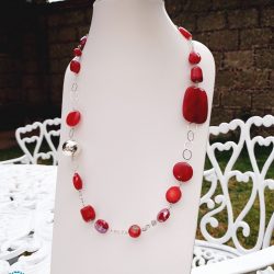Collar largo cristales rojos y bola plata