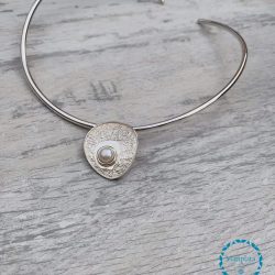 Dije hoja moteada con perla