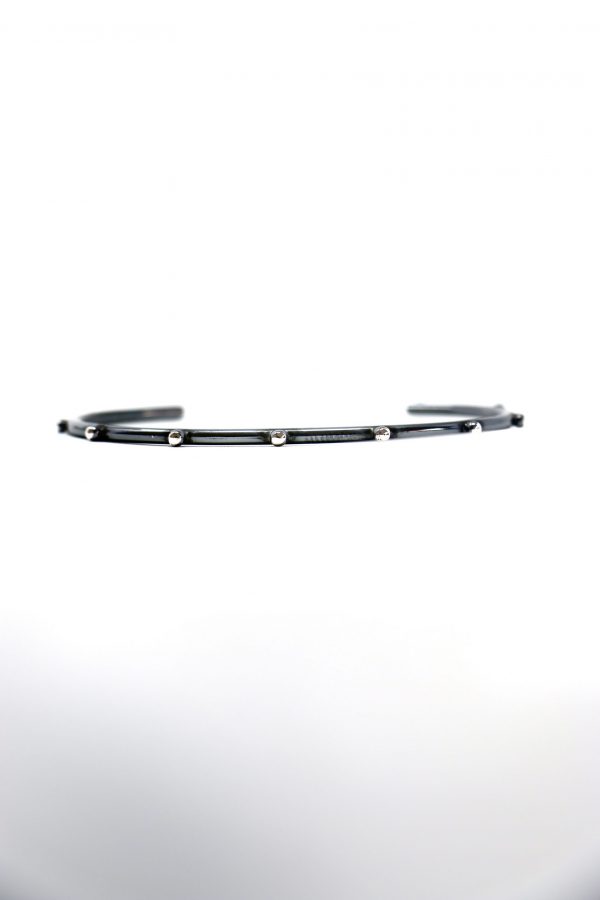 Brazalete negro bolitas