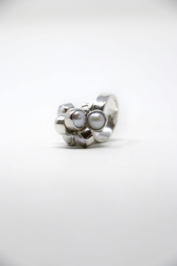 Anillo circulos colgantes de perlas
