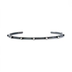 Brazalete negro bolitas