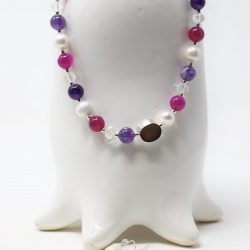 Collara agata rosa con morado, circulo de plata, perlas y aretes