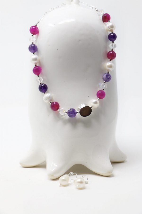 Collara agata rosa con morado, circulo de plata, perlas y aretes