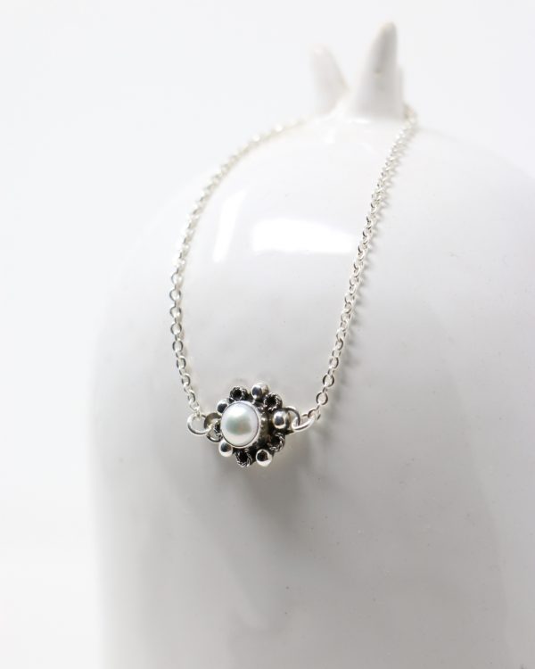 Pulsera de flor gotica con perla