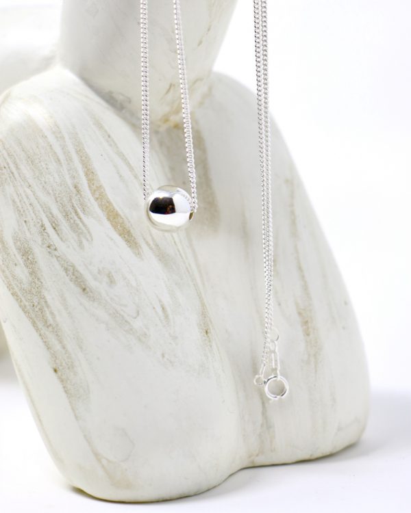 Cadena de plata con bola de plata