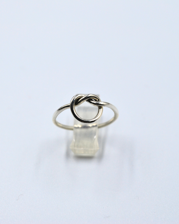 Anillo de corazón entrelazado