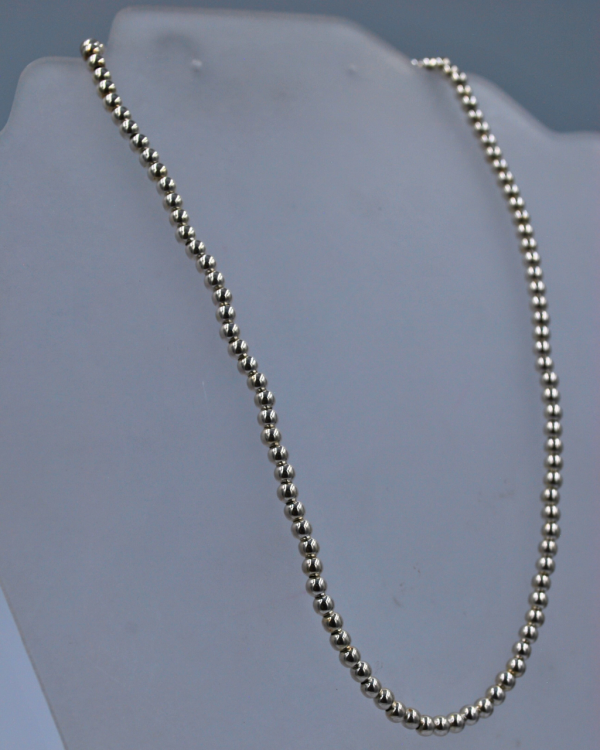 collar de plata con esferas finas