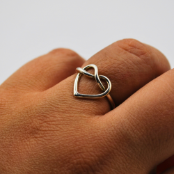 Anillo de plata con forma de corazón trenzado