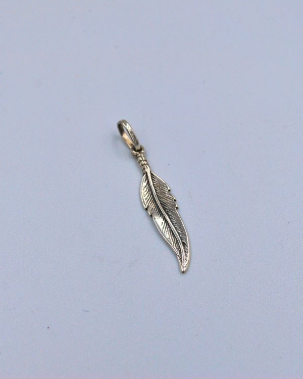 Dije de plata en forma de pluma