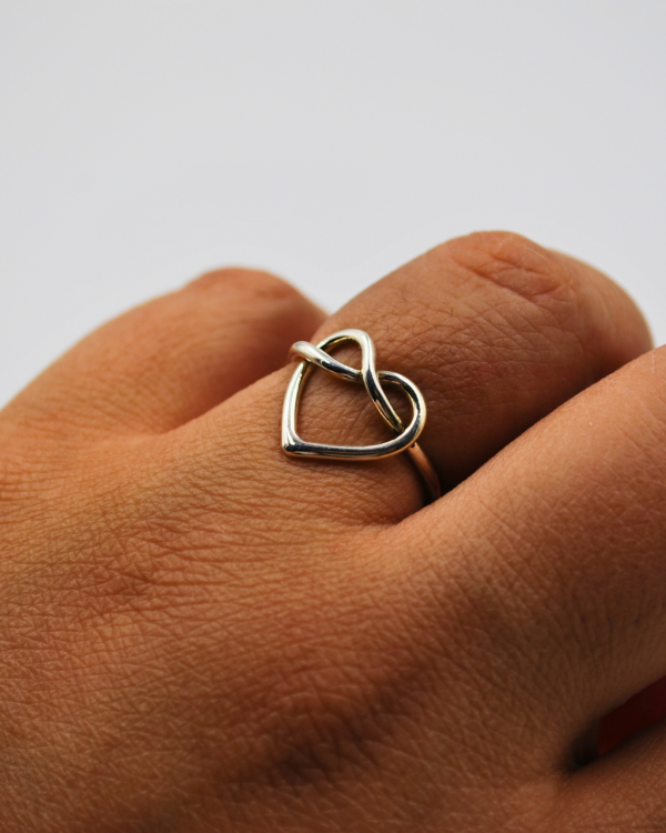 Anillo de plata con forma de corazón trenzado