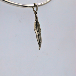 Dije de plata en forma de pluma