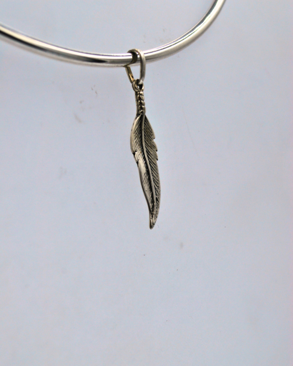Dije de plata en forma de pluma