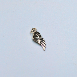 Dije de plata con forma de pluma