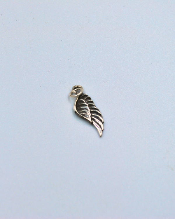 Dije de plata con forma de pluma