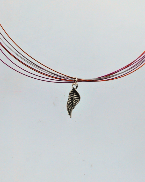 Dije de plata con forma de pluma