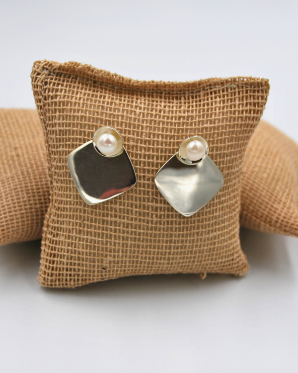 Arete Cuadrado con Perla - Imagen 3