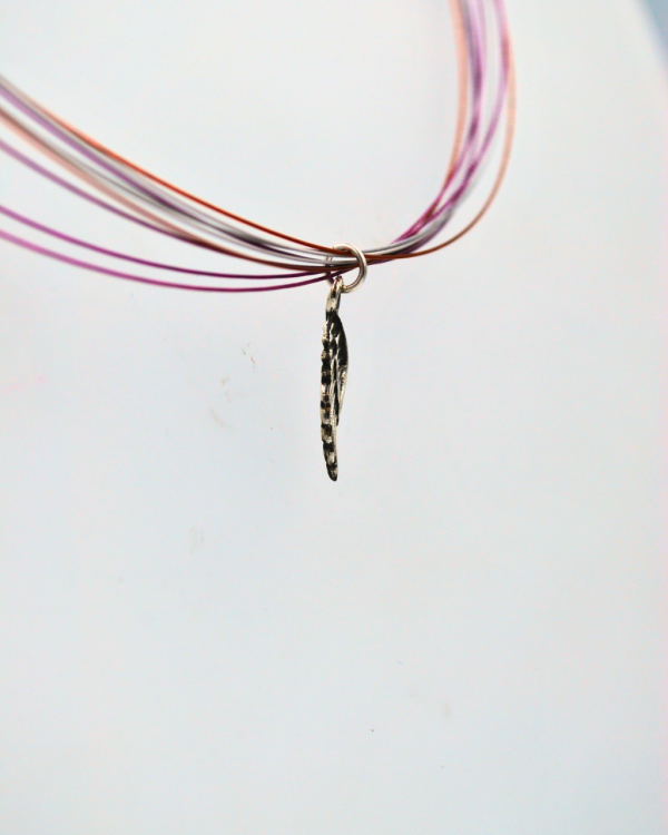 Dije de plata con forma de pluma