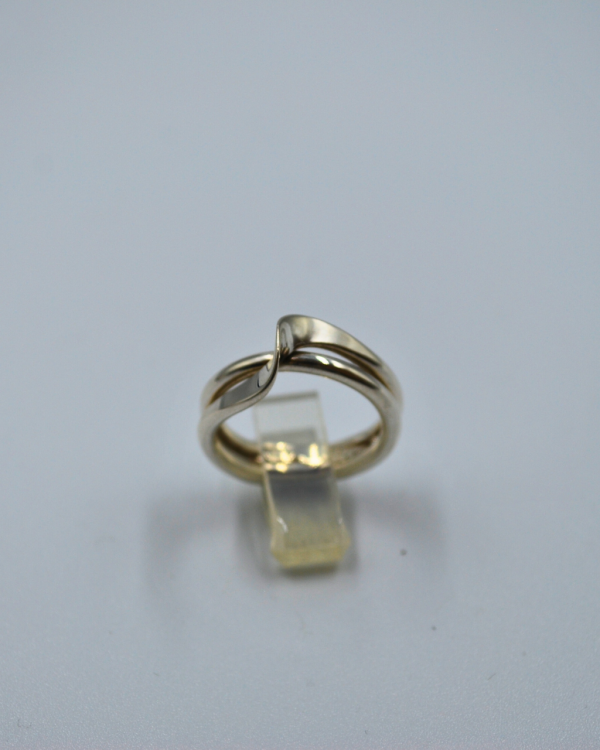 Anillo sencillo con cruce alto