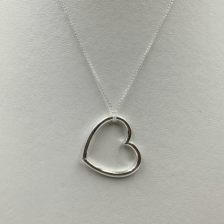 Collar de plata con dije de corazón
