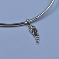 Dije de plata con forma de pluma