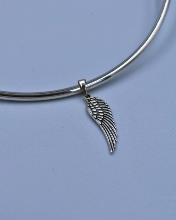 Dije de plata con forma de pluma