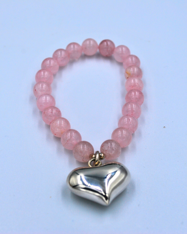 Pulsera de cuarzos rosas con dije de plata en forma e corazón