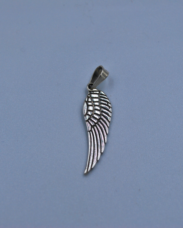 Dije de plata con forma de pluma