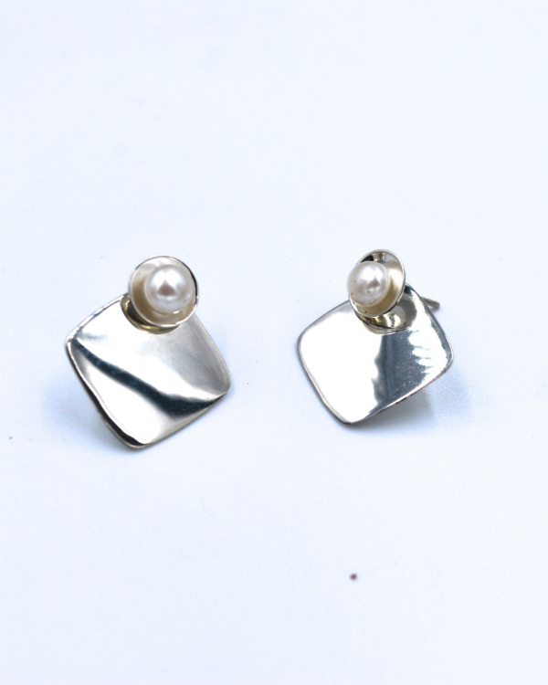 Arete Cuadrado con Perla - Imagen 2
