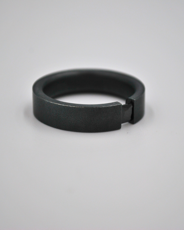 Anillo ancho negro
