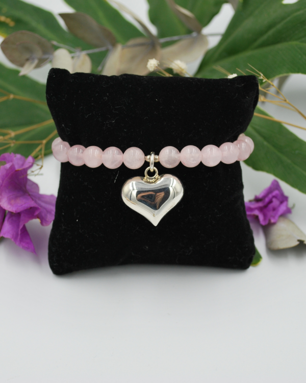 Pulsera de cuarzos rosas con dije de plata en forma e corazón