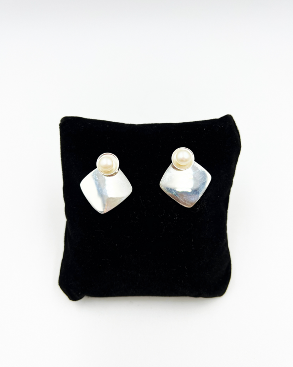 Arete Cuadrado con Perla - Imagen 6