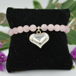 Pulsera de cuarzos rosas con dije de plata en forma e corazón