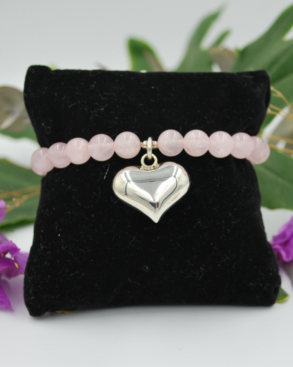 Pulsera de cuarzos rosas con dije de plata en forma e corazón