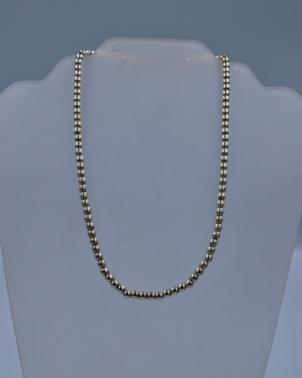 collar de plata con esferas finas