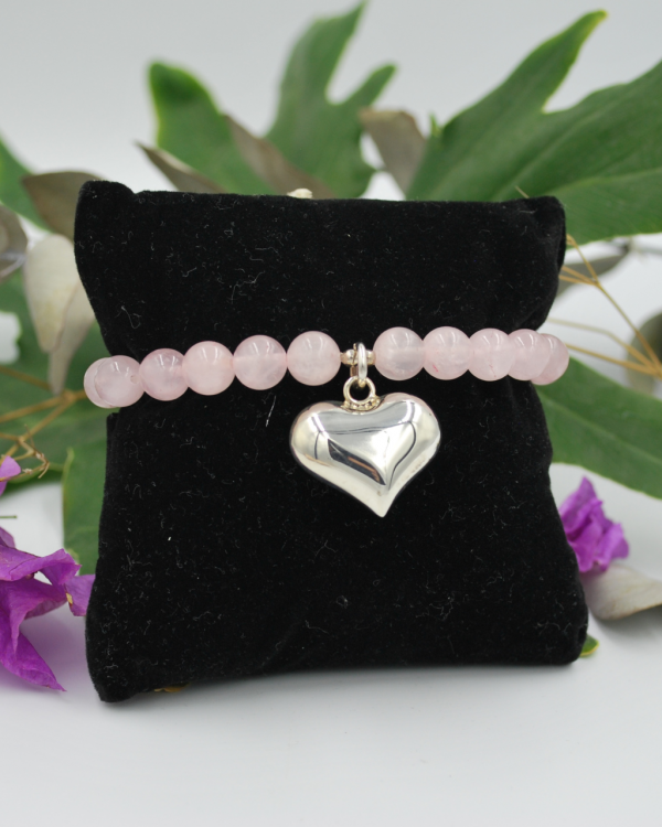 Pulsera de cuarzos rosas con dije de plata en forma e corazón