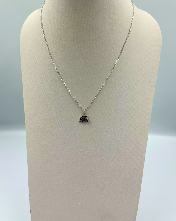 Collar delgado de plata con dije "fe"