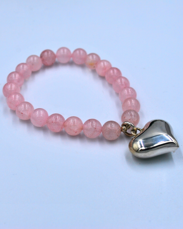Pulsera de cuarzos rosas con dije de plata en forma e corazón