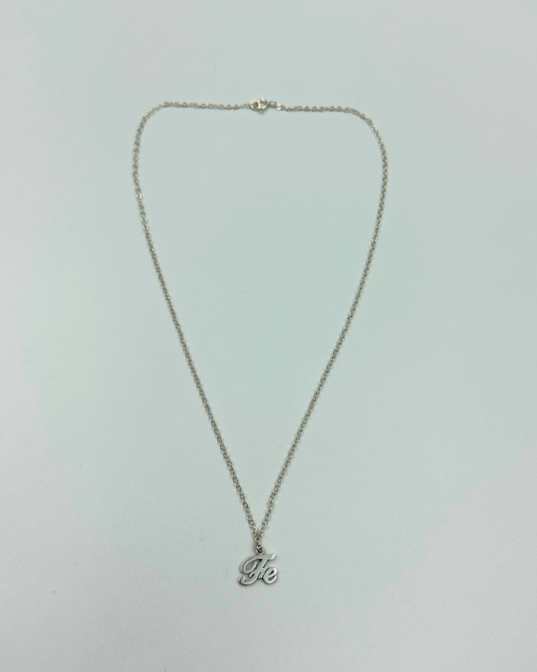 Collar delgado de plata con dije "fe"