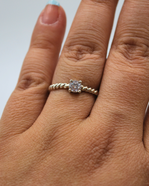 Anillo torsal con circonia