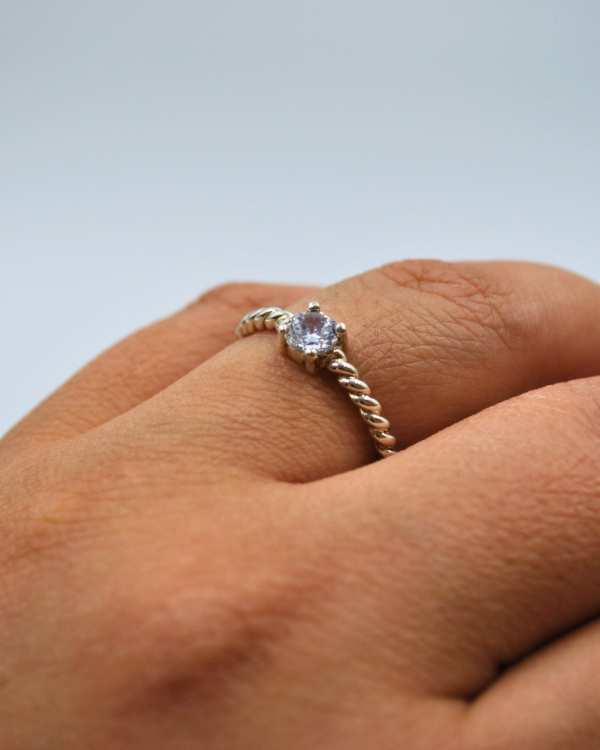 Anillo torsal con circonia - Imagen 2