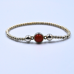 Pulsera con bolitas de plata y piedra roja brillante