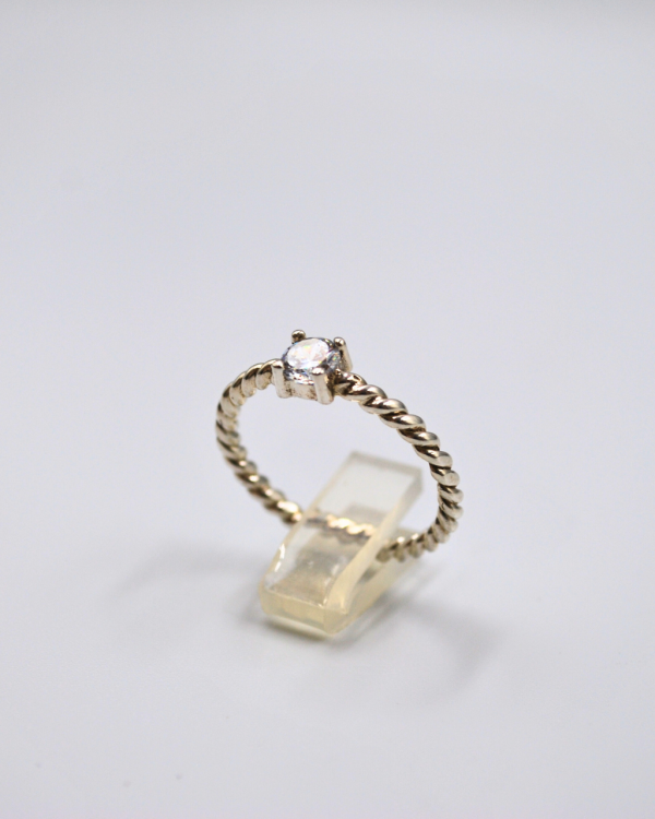 Anillo torsal con circonia - Imagen 3